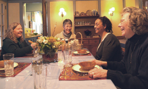 La hermana Nicole comparte un momento distendido con sus hermanas Marianistas en una comida comunitaria.