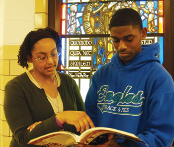 La hermana Nicole Trahan, F.M.I. conversa con el estudiante Kyle McKinney.