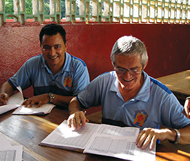 LOS HERMANOS LUCAS Favreau, S.C. Y JOSÉ ROBERTO, S.C., quien los visita desde Brasil, planifican juntos el año escolar.